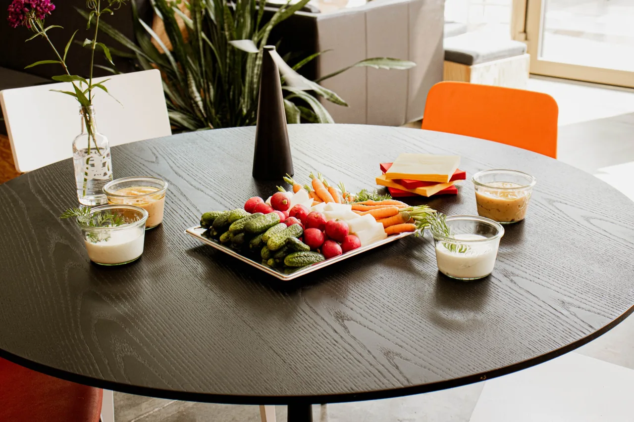 Ein gedeckter Tisch mit Gemüse und Dips im Third Place.